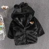 Abrigo de abajo Ropa de bebé niño invierno gruesa chaqueta cálida niños imitación piel suéter chaqueta con capucha espalda oso dibujos animados niño chaqueta niña chaqueta J230823
