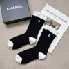 Socken Strumpfwaren Designermarke Koreanisches dünnes und minimalistisches Mädchen Vertikaler Grubenstreifen C Buchstabe Schwarz Weiß Pulver Mittlere Röhrensocken Frauen 2LSR CZYR