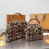 Borsa a mano da donna Borsa a tracolla leopardata Colori di giunzione Borse a mano Pelle di vacchetta Hardware dorato Borsa con patta con fibbia Pochette di alta qualità Tasca interna 231115