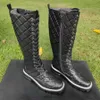 Diseñadores Tobillo Mujer Blanco y negro Piel de becerro Calidad Zapatos planos con cordones Cremallera ajustable Apertura Botas de motocicleta 6666