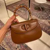 2023 Luxurys Women Hands Handbags Semicircle Crossbody Designer Bag Bag Bag Preshes Fashion Selow Stelow of Bamboo Saddle Bag Wallet Wallet