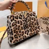 Borsa a mano da donna Borsa a tracolla leopardata Colori di giunzione Borse a mano Pelle di vacchetta Hardware dorato Borsa con patta con fibbia Pochette di alta qualità Tasca interna 231115