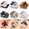 Premiers marcheurs garçons classique mode haut haut sport décontracté chaussures de basket-ball bébé filles semelle souple marche blanc baptême Walker 230823