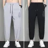 Herenbroeken mannen joggingbroek Midrise elastische tailleband trekkers letters letter print sport ijs zijde dunne jogging 230822