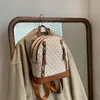 Großhandel Frauen Umhängetaschen 5 Farben Freizeit kleiner Buchstaben bedrucktes Rucksack Einfacher Farbanpassung Leder Retro Handtasche Doppel Reißverschluss Mode -Rucksäcke 2240#