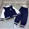 Tracksuits Designer Kinderkleding Kind Herfstpakken Maat 100-160 cm 2pcs Contrast Patchwork Hooded Jacket en Sports Pants Aug22