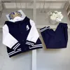 Tracksuits Designer Çocuk Kıyafetleri Çocuk Sonbahar Takımları Boyut 100-160 cm 2pcs Kontrast Patchwork kapüşonlu ceket ve spor pantolonları Ağustos22