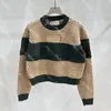 刺繍中空のセーターの女性編みセーター編みのセータープルオーバーストライプニットウェア