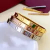 Med skruvmejsel lyxdesigner armband par armband logotyp tryckt toppkvalitet titan stål kärlek armband grossist