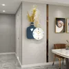 Wanduhren moderne minimalistische Uhr mit Blumenvase Wohnzimmer Europäischer Stil Hanging Watch Light Luxus Home Dekoration Horologe Horologe