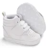 Primeiros caminhantes nascidos sapatos de bebê menino menina esporte clássico solo sol solo pu de couro multi color walker tênis casual white batismo 230823