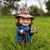 Oggetti decorativi Figurine creative Halloween Magic Witch Resin Sculture Crafts Outdoor Garden Cucina Casa Desktop Regali per festività 230823