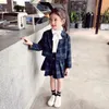 Kläder sätter Junior Girls Spring och Autumn College Style Student Uniform Duits Children Plaid rockar PLEATED KOT VIT SHIRT Outfits 230823