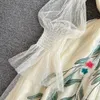見通し刺繍入りメッシュフレアスリーブスクエアネックウエストバンドとスリムなミッドレングスAラインドレスを備えた優しい女性の気質のドレス