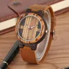 腕時計自然レトロな木製のメンズクォーツウォッチブラウン/ブラックの本物の革の時計バンドユニークなアラビア数字ダイヤルカジュアル男性時計