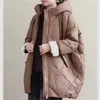 Damesgeulcoats 2023 Winterjas Koreaanse losse MD-lange dikke parka-letters afdrukken Warm neer op katoenen cocon type fleece jassen met capuoon