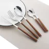 Set da tavola di lusso Set di stoviglie coreano in acciaio inossidabile Set di bacchette coltello forchetta cucchiaio Set di posate con manico in legno HKD230812