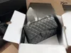 Designväska lyxväska kvinnor väskor klassiker väskor äkta läder kaviar fårskinn cc väska axelväska rosa vit svart crossbody väska storlek 25 cm