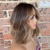 Perruque Full Lace Wig naturelle Remy, cheveux humains, sans colle, brun blond, 13x6, densité 220%, courte, ondulée, pour l'été