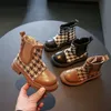 Botas Zapatos de pasarela con entramado con estilo, botas de invierno de felpa para niñas negras y marrones, botas Chelsea para estudiantes de estilo inglés para niños F10251 L0824