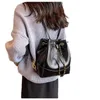 Mochila minimalista urbana, moda e personalizada com sensação de couro de cera de óleo, grande capacidade e bolsa de crossbody de um ombro de um ombro versátil