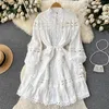 2023 Robes décontractées Printemps Été Blanc Mini Robe Femme Stand Longue Lanterne Manches Magnifique Fleur Broderie Creux Out La2276