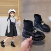 أحذية الفتيات الجلود أحذية سلاسل معدنية تحلق خياطة منسوجة الأميرة أحذية الأطفال ناعم أحذية وحيدة الأطفال الجوارب الأزياء l0824