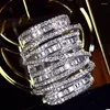 Anillos de racimo Conjunto de pavé de lujo Cuadrado completo T Simulado Diamante Anillo de piedras preciosas Joyería Mujeres 925 Cóctel de plata esterlina para