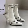 Spitze Stiefel mit hohen Stiefeln Metallschnalle Dekoration Frauenschuhe Motorrad Quasten Leder-Zip-Schuhe Luxusdesigner Mode Naked Stiefel