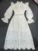 Designerska sukienka z wydrążonymi haftami i marszczonymi krawędziami na wąską sukienkę z długim rękawem w talii