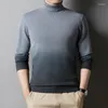 Herrtröjor 2023 Vinter varm turtleneck pullover tröja mode hängande färgämne design avslappnad tjock stickad hankläder