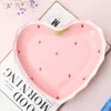 Plattor högt värde små jordgubbar keramiska bordsartiklar söt flickas hjärta äter skål tallrik soppdessert kaka