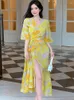 Partykleider 2023 Sommer Yellow Blumendruck Chiffon Strand für Frauen elegant sexy sexy V-Ausschnitt weibliche Schnürgürtel Urlaubskleid