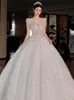 Скромное блестящее свадебное платье кружев