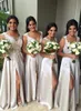 2023 New Jewel Neck Illusion Elegent Bridesmaid Dress Appliques spetspärlor brudtärna klänning klänning piga av hedersklänningar delade lång brudtärklänning klänning