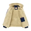 男子秋/冬のデニムコットンコート厚くなったフェイクファーラインのジャケットとターンダウンカラーの特大の暖かいアウター