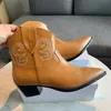 2023 Western Short Boots Designer Shoes Calf Leather Carved Motorcykelstövlar Fashion Women's Knight Roman Boots