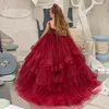 Девушка платья темно -красным многоуровневым бусинкам цветочное платье на день рождения сочки