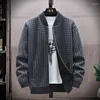 Os suéteres masculinos da primavera e outono 2023 Moda malha Cardigan Plush suéter espessado Versão coreana de casaco solto Houndstooth