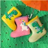 Équipement de pluie Bottes de pluie pour enfants Bébé PVC Caoutchouc imperméable Chaussures d'eau pour enfants Belles bottes de dinosaure de dessin animé Livraison directe Maternité Accesso Dhe2G