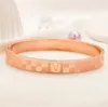 Lyxdesigner Bangle Armband Högkvalitativt rostfritt stål Märkesbokstäver Tätningsarmband Trefärgad guldpläterad armbandsmodesmycken Tillbehör