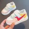 Första vandrare babyskor småbarn flickor pojkar sportskor för barn flickor baby läder lägenheter barn sneakers mode casual mjuk spädbarn skor 230823