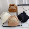 럭셔리 캡 디자이너 램 양모 버킷 모자 모자 겨울 야외 와이드 브림 모자 패션 브랜드 편지 남자 여자 따뜻한 귀 플랩 모자 어부 모자 패션 액세서리