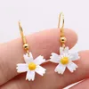 Dangle Ohrringe weiße Meeresschalenperlenblume handgefertigt für Frauen Boho Korean Fashion Daisy Lady Ohrschuh Drop Ohrring