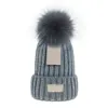 2023 Toptan Fiyat Yeni Pom Pom Poms Kış Mektubu Kadınlar İçin Şapka Moda Katı Sıcak Şapkalar Örme Beanies Cap Marka Kalın Erkek ve Kadın Kaptan Toptan