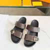 Män klassisk mode platt botten sommar lata designer skor strand tofflor tryck tofflor inomhus badrum tofflor läder män bältesspännen kvinnor sandaler 35-45