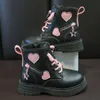 Boots Girls الموضة متعددة الاستخدامات الكورية غير الرسمية ديكور القلب الأطفال الحلو الأميرة 2023 الربيع والخريف أحذية الكاحل الجديدة غير الانزلاق L0824