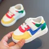 Första vandrare babyskor småbarn flickor pojkar sportskor för barn flickor baby läder lägenheter barn sneakers mode casual mjuk spädbarn skor 230823