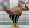 23SS Designer feminino Hat Hat Moda Contraste Design quadriculado Homem Cap letra de alta qualidade Capinha de bola de impressão de flor, incluindo Box Preferred Gift