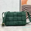 Kadife yastık omuz çantası flep crossbody çantalar moda mektuplar altın donanım iç fermuarlı cep kadınlar çanta çanta